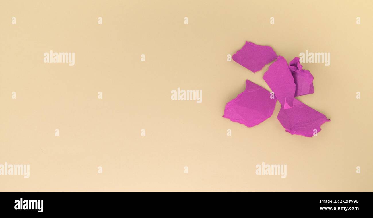 Un mazzo di palline di carta rosa stropicciata su sfondo giallo. Il concetto di minimalismo, una copia dello spazio a sinistra Foto Stock