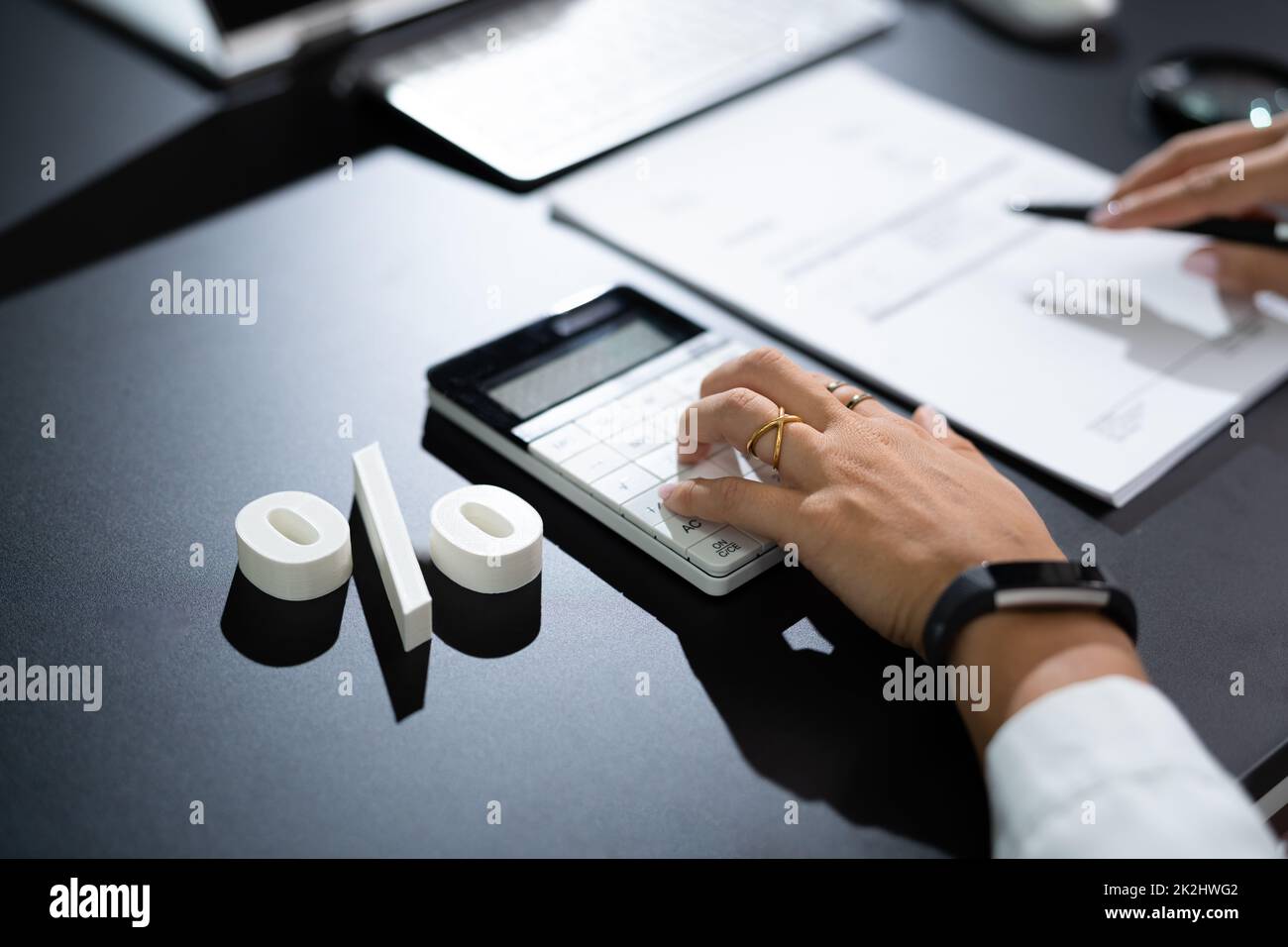 Percentuale di sconto e percentuale di interesse Accedi alla fattura Foto Stock