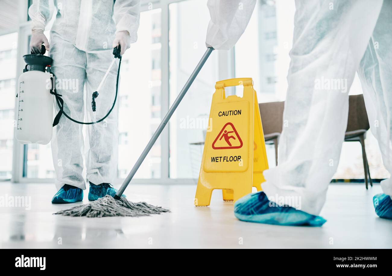 La decontaminazione fa una grande differenza. Shot di operatori sanitari che indossano tute di hazmat e sanitizzare una stanza durante un focolaio. Foto Stock