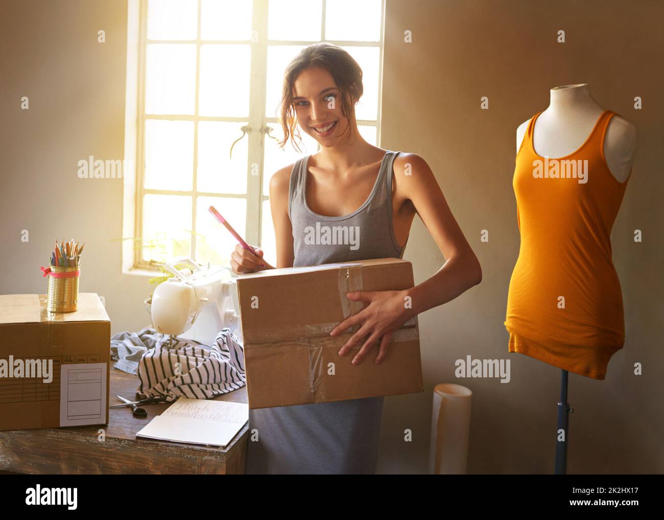 Pronto per la consegna. Scatto di un progettista che prepara i suoi progetti per la consegna. Foto Stock