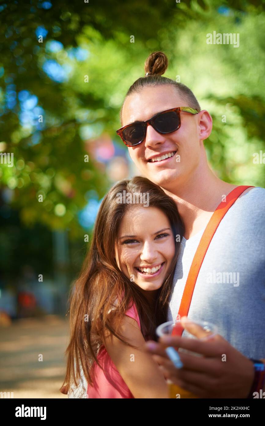 Trascorrere una giornata al festival. Due giovani sorridono felicemente mentre si levano in piedi fuori. Foto Stock