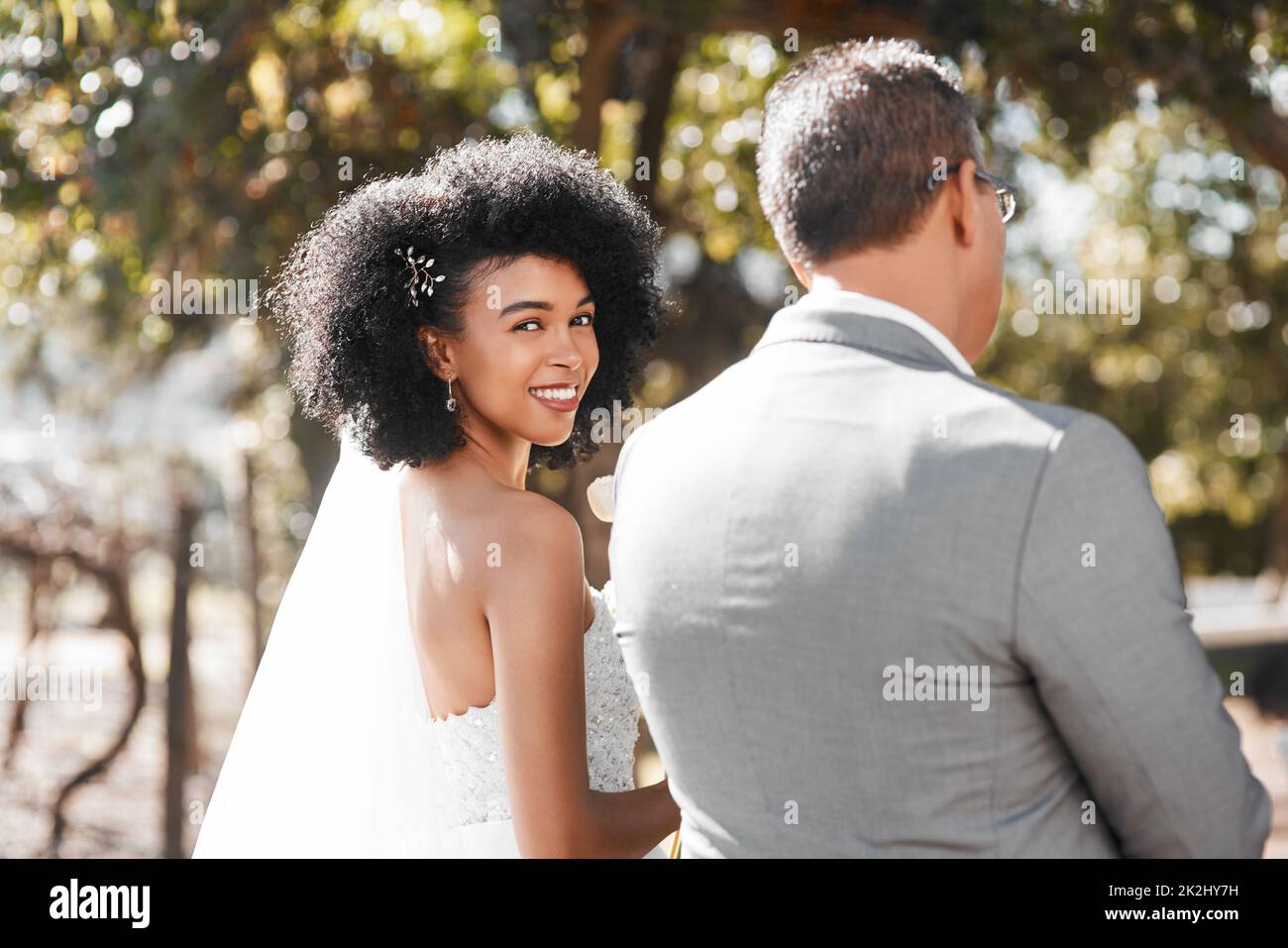 I miei daddys che mi camminano giù la navata Foto Stock