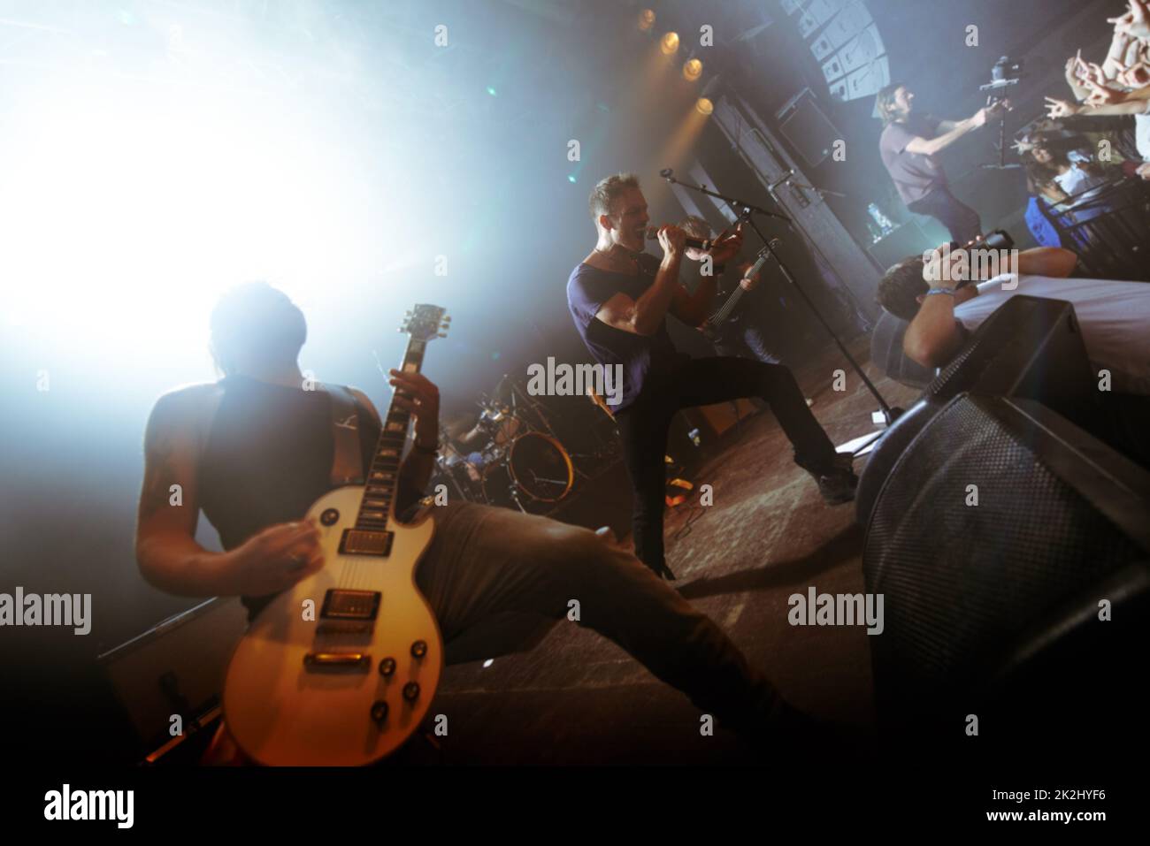 Dondolando questa folla. Ripresa di una band che suona ad un festival musicale - questo concerto è stato creato per l'unico scopo di questo servizio fotografico, con 300 modelli e 3 band dal vivo. Tutte le persone in questo sparo sono modello rilasciato. Foto Stock