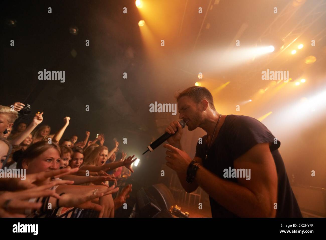 Viviamo per ascoltare. Foto dei fan che si divertono con una musica - questo concerto è stato creato per l'unico scopo di questo servizio fotografico, con 300 modelli e 3 band dal vivo. Tutte le persone in questo sparo sono modello rilasciato. Foto Stock