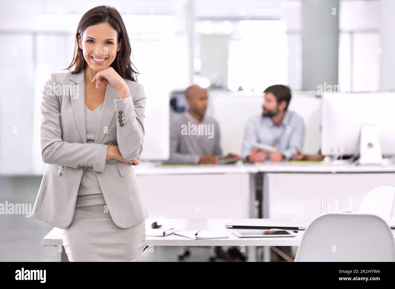 La crema si alza sempre.... Scatto di una giovane donna d'affari in piedi in un ufficio. Foto Stock