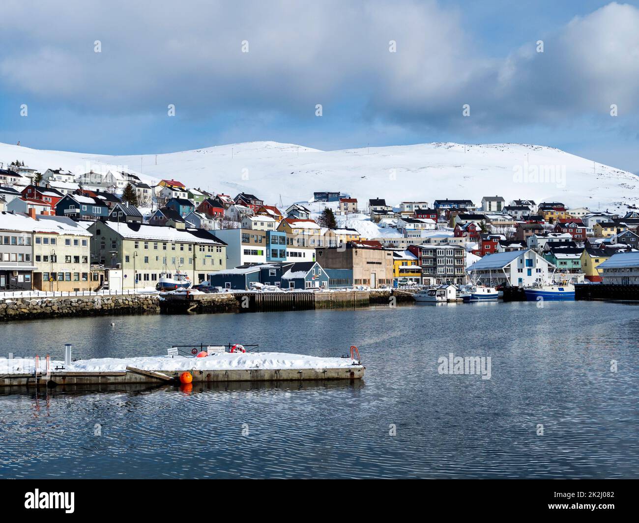 Honningsvag, Norvegia, in inverno con montagne innevate Foto Stock