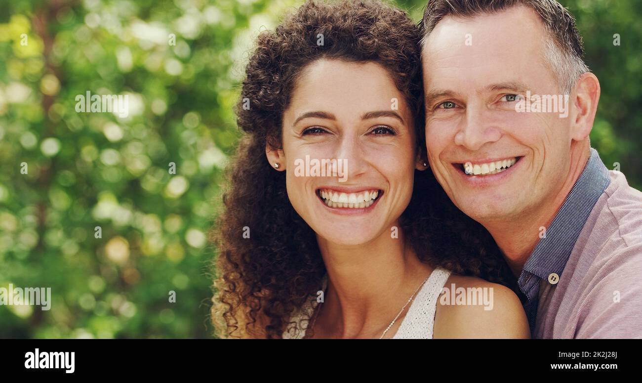 I cuori felici fanno un mondo felice. Ritratto di una coppia matura felice e affettuosa che passa tempo di qualità insieme all'aperto. Foto Stock