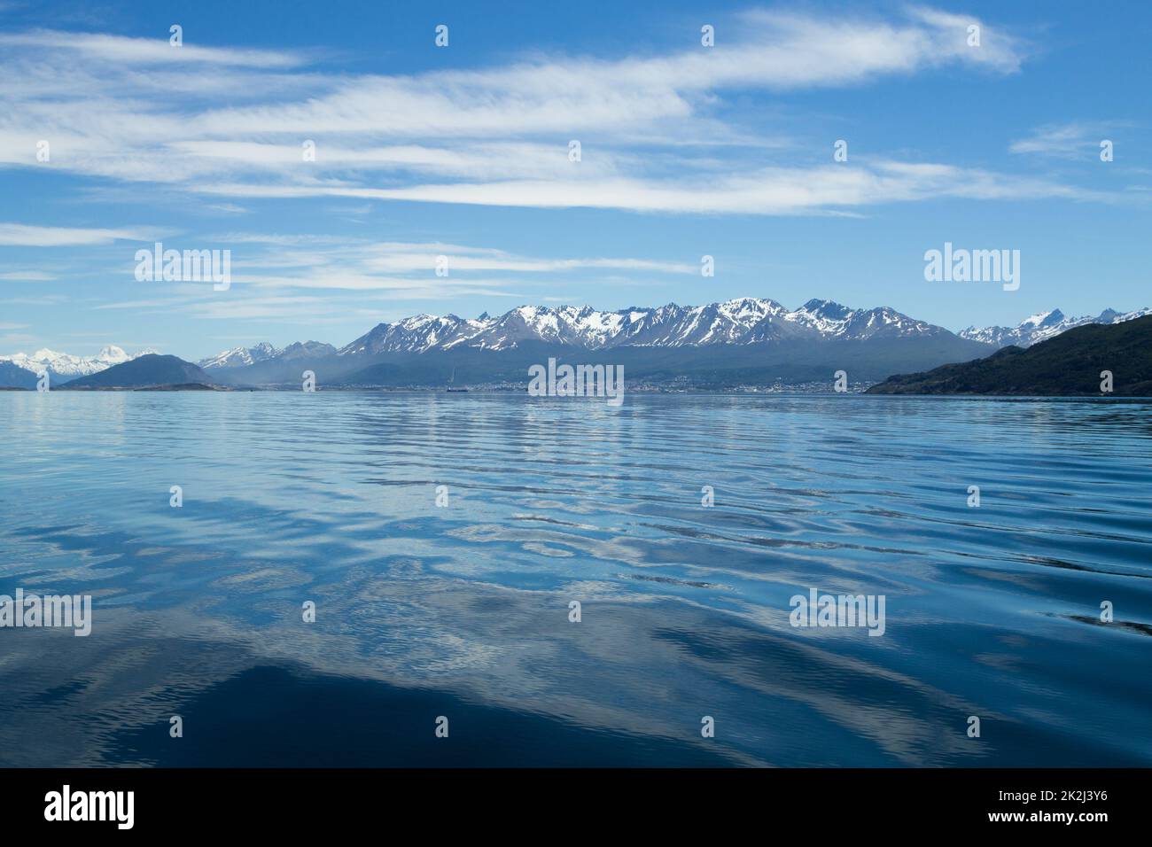 Paesaggio urbano di Ushuaia dal canale di Beagle, paesaggio argentino Foto Stock