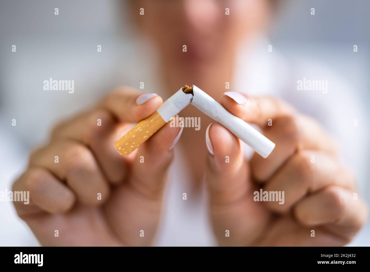 Smettere di fumare sigaretta rotta. Dipendenza e stress Foto Stock