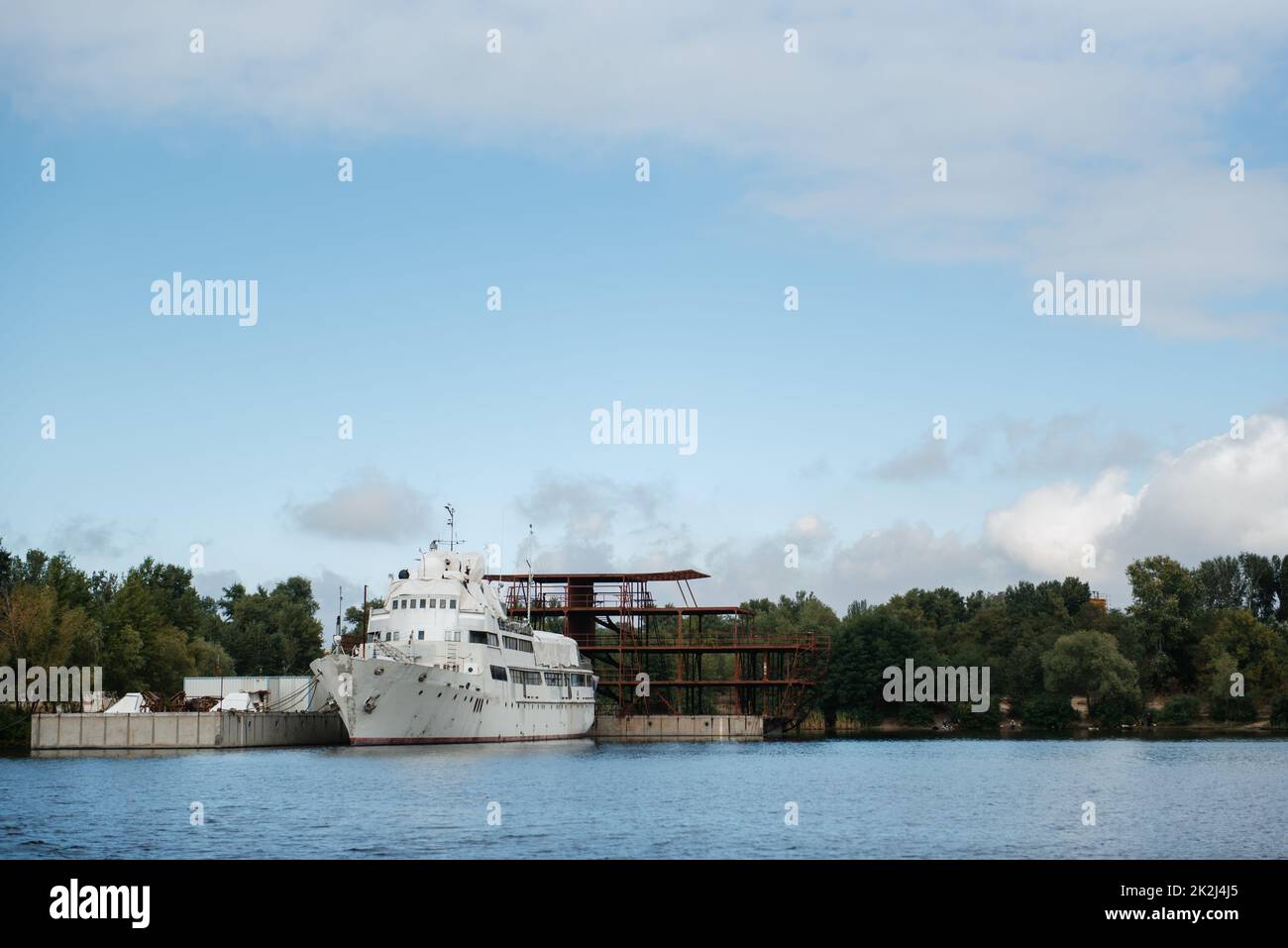 una vecchia nave bianca con tracce di ruggine Foto Stock