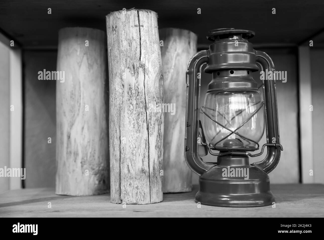 Vecchie lampade, lanterna ad olio, lampada rustica. Un decor rustico. Foto Stock