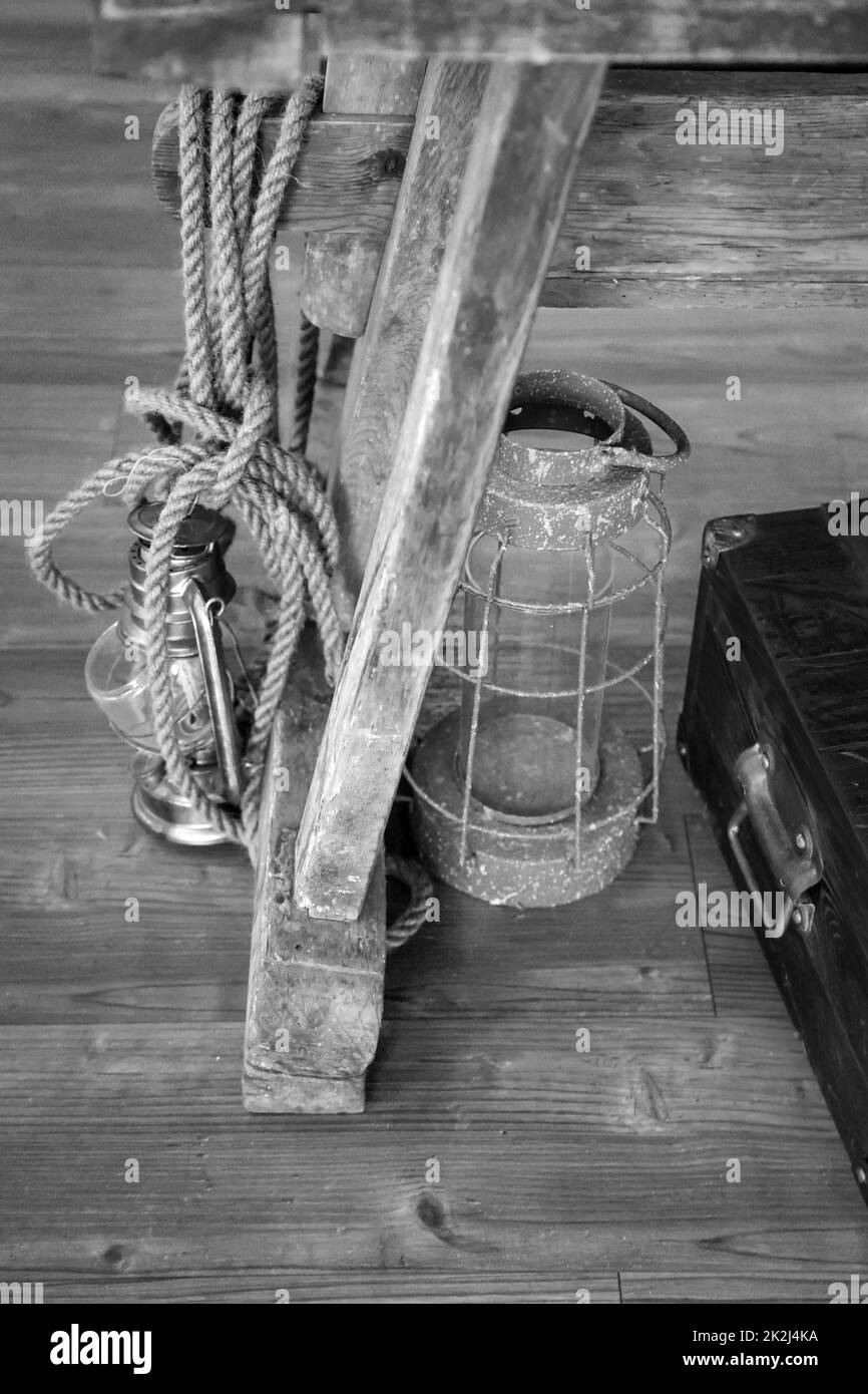 Vecchie lampade, lanterna ad olio, lampada rustica. Un decor rustico. Foto Stock