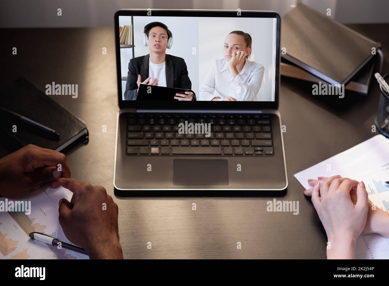 Intervista video. Riunione remota. Teleconferenza internazionale. Colleghi aziendali stanchi e diversificati che guardano una presentazione noiosa sullo schermo del notebook in virt Foto Stock