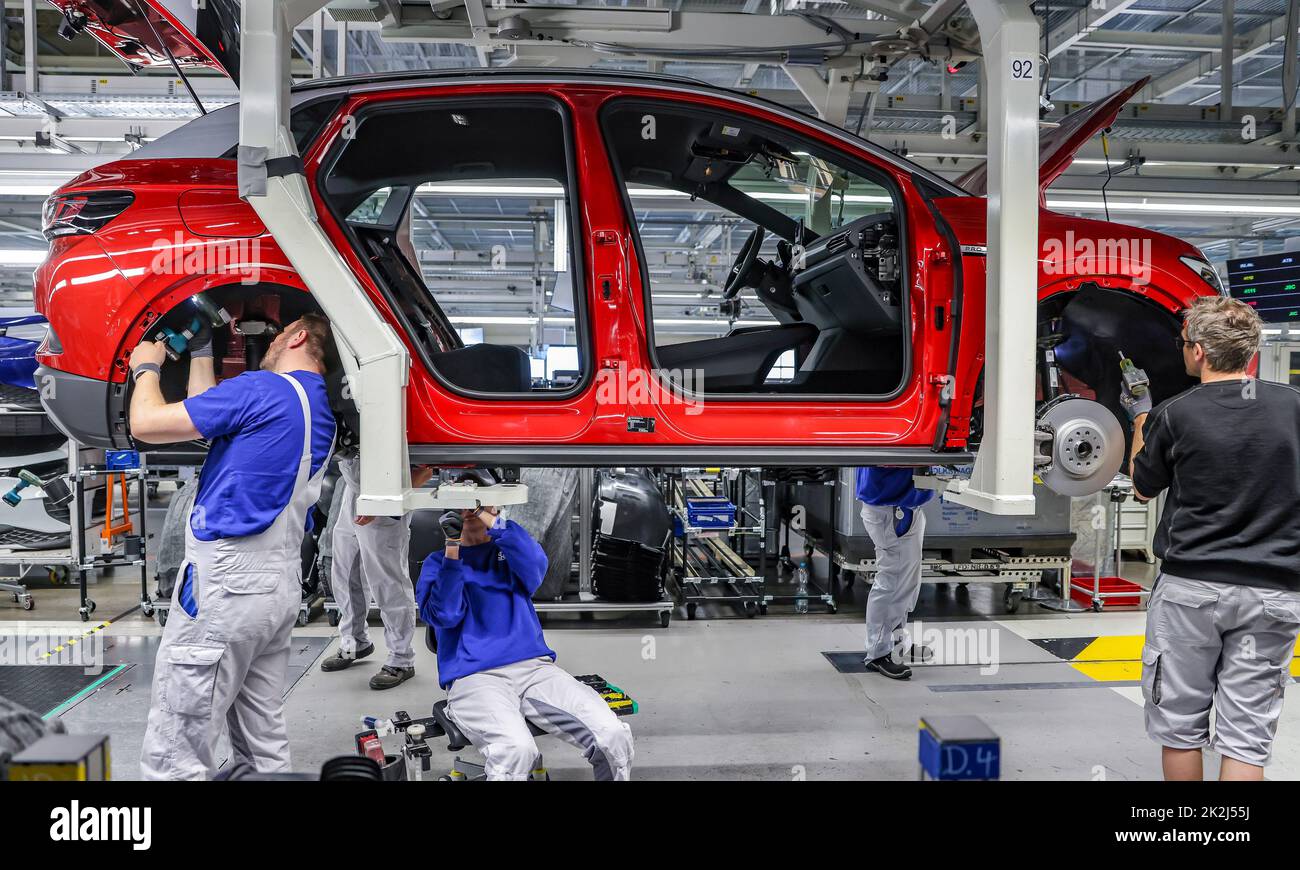 Zwickau, Germania. 26th Apr, 2022. I dipendenti assemblano un ID.4 nello stabilimento Volkswagen di Zwickau. Oltre ai veicoli VW, anche i veicoli dei marchi Audi e Seat del Gruppo escono dalla linea di produzione. I veicoli sono basati sul Modular Electric Toolkit. Volkswagen ha trasformato il sito, che impiega circa 9.000 persone, in una fabbrica di veicoli elettrici a un costo di ·1,2 miliardi. Credit: Jan Woitas/dpa/Alamy Live News Foto Stock