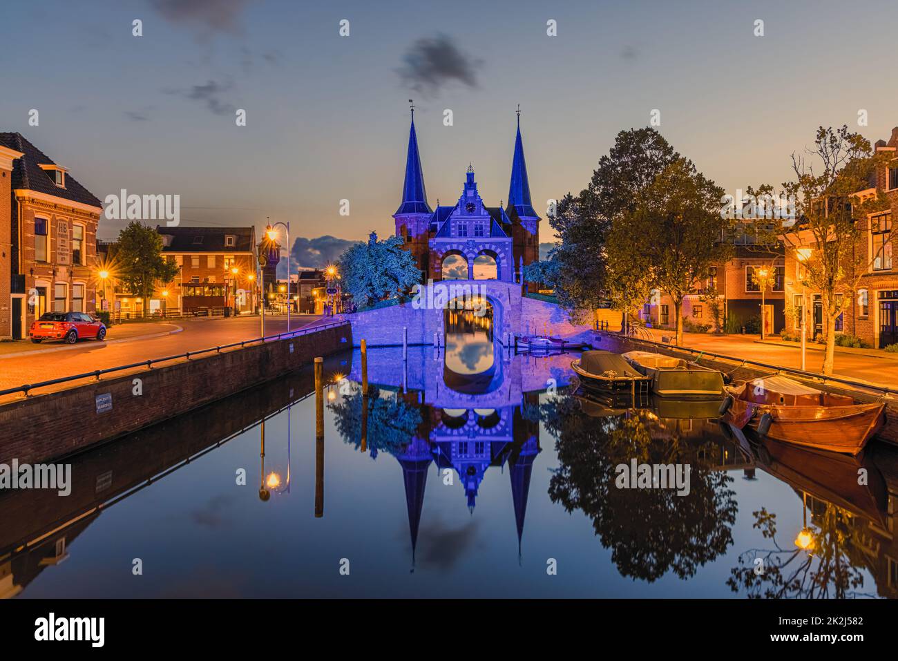 Una serata al famoso Waterpoort, illuminato in blu. Il Waterpoort o Hoogendster Pijp è un cancello d'acqua, un cancello in una parete difensiva che collega Foto Stock