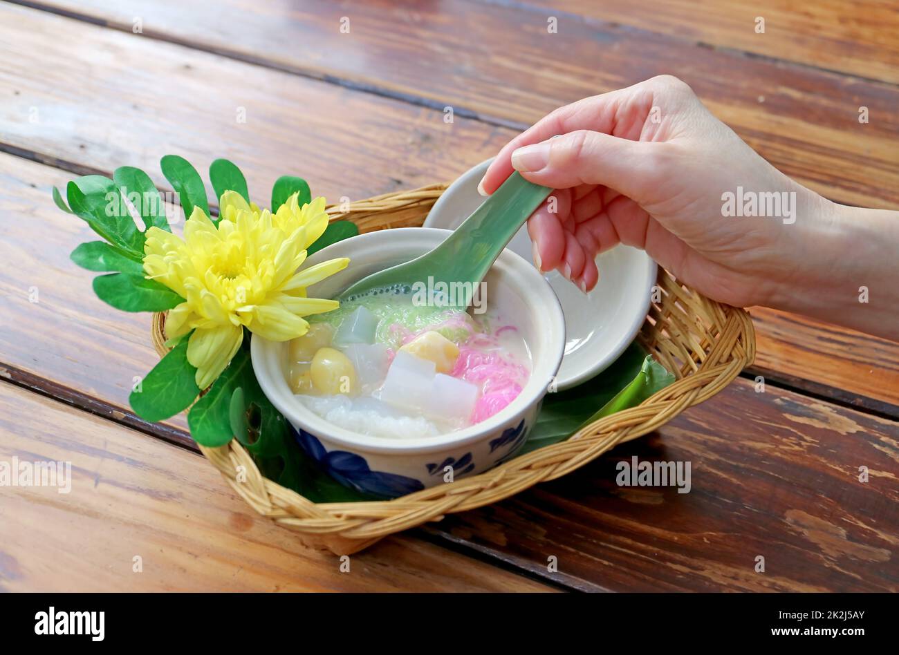 Raccolta a mano Vermicelli refrigerati in latte di cocco dolce, gustoso dessert tailandese chiamato Sarim Foto Stock