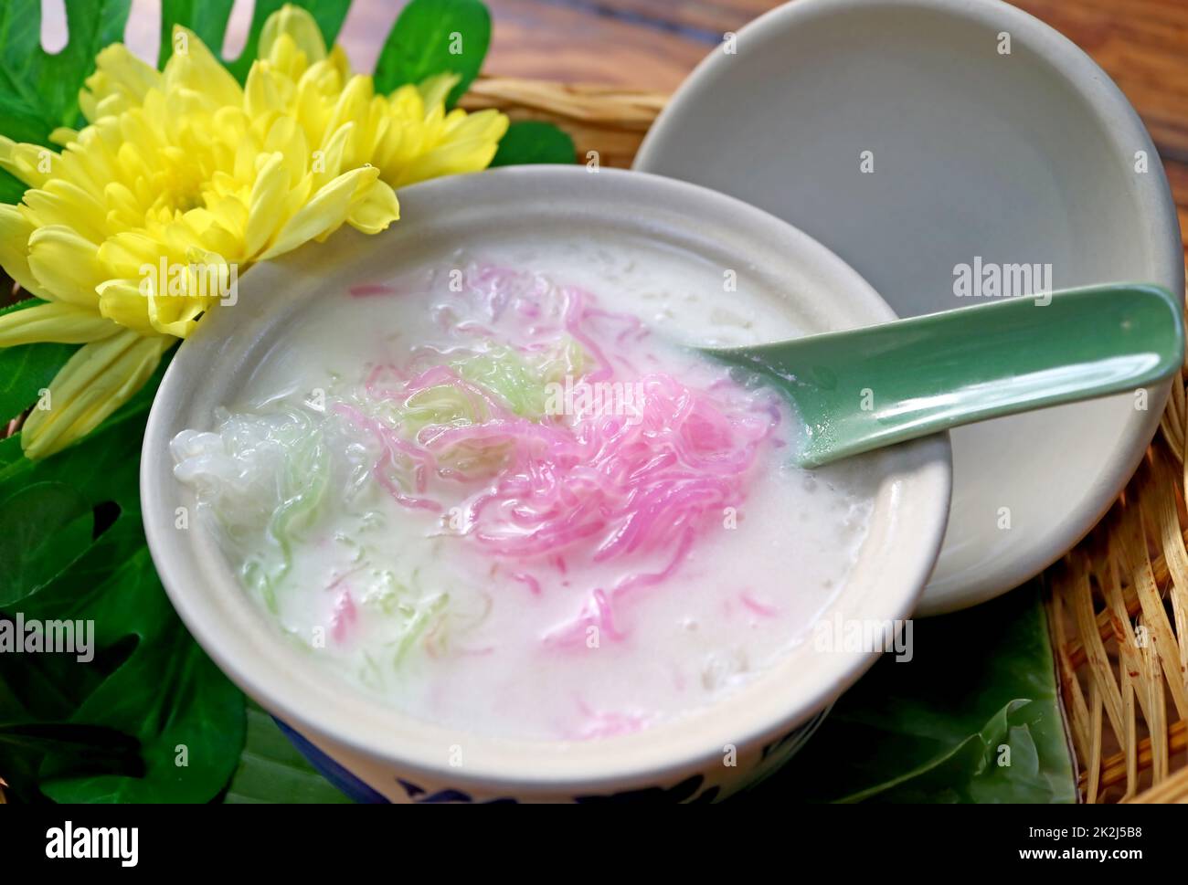 Delizioso Vermicelli fresco dolce in latte di cocco, un gustoso dessert tailandese chiamato Sarim Foto Stock