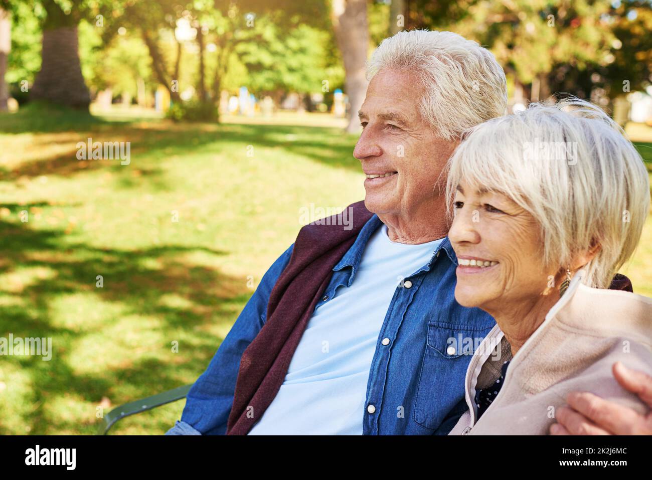 Retirementlet il rilassamento comincia. Scatto di una coppia anziana felice nel parco. Foto Stock