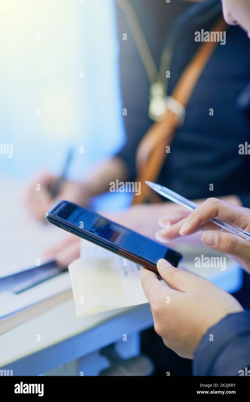 Collegato a tutte le cose mediche. Scatto ritagliato di un medico utilizzando un telefono cellulare. Foto Stock