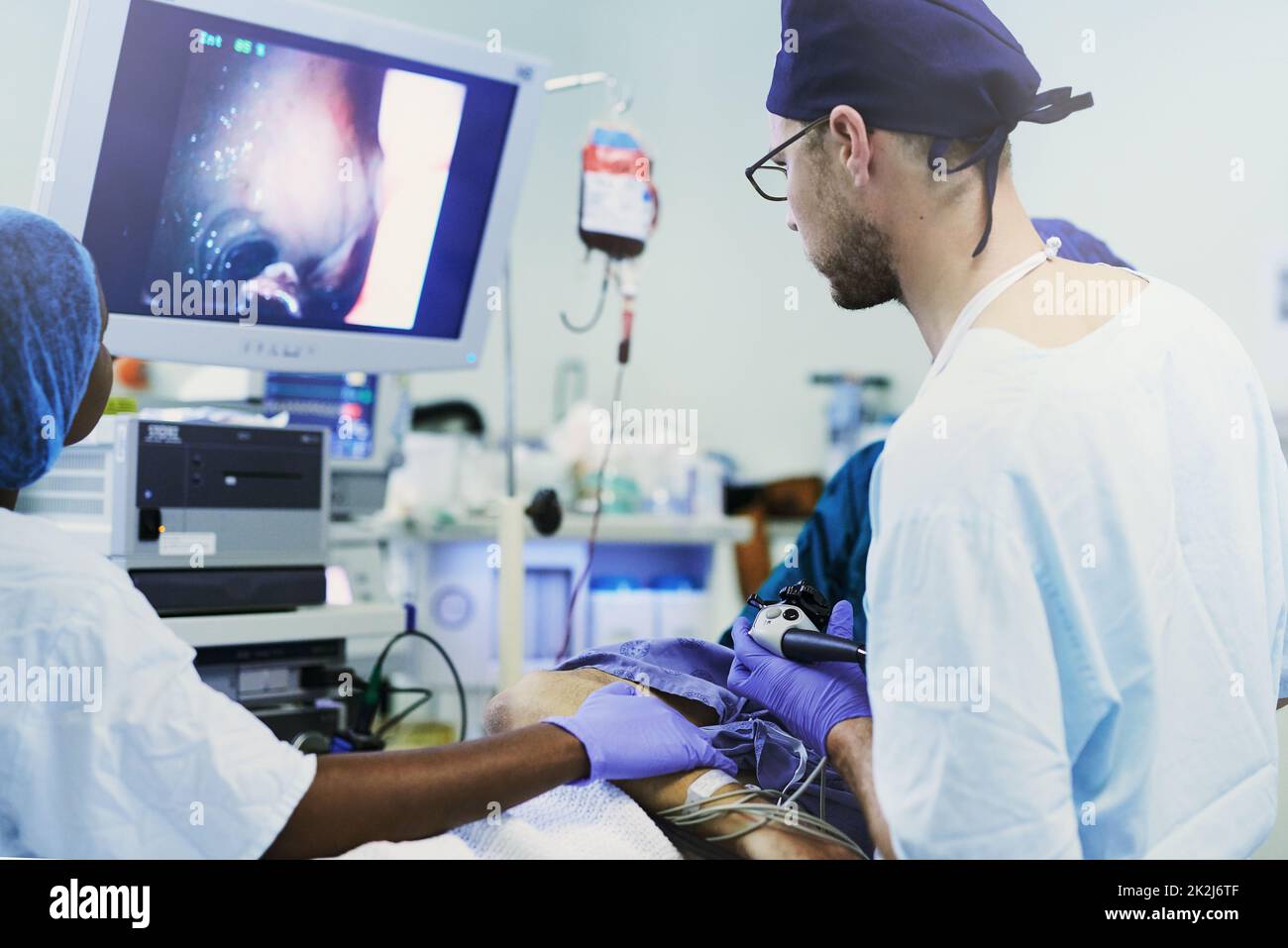 Esecuzione di un delicato intervento chirurgico guidato da immagini. Immagine di un'immagine visualizzata su un monitor durante una procedura medica. Foto Stock