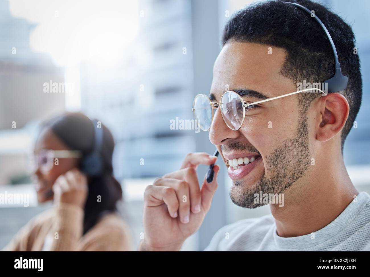 Erano sul caso per risolvere questo problema. Shot di colleghi maschi e femmine che lavorano insieme nel loro ufficio presso un call center. Foto Stock