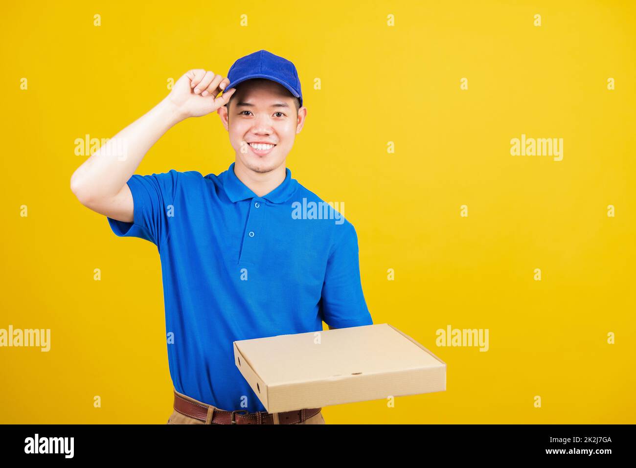 servizio di consegna uomo in piedi lui sorriso indossando t-shirt blu e cappuccio uniforme tenere dare cibo ordine pizza scatole di cartone Foto Stock