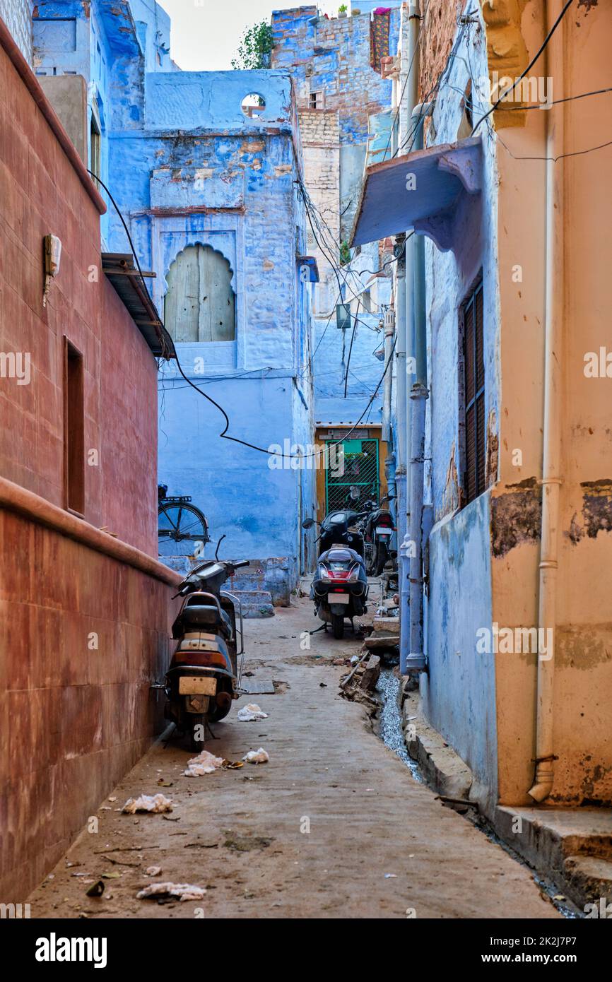 Biciclette parcheggiate in strada di Jodphur. Jodhpur, Rajasthan, India Foto Stock