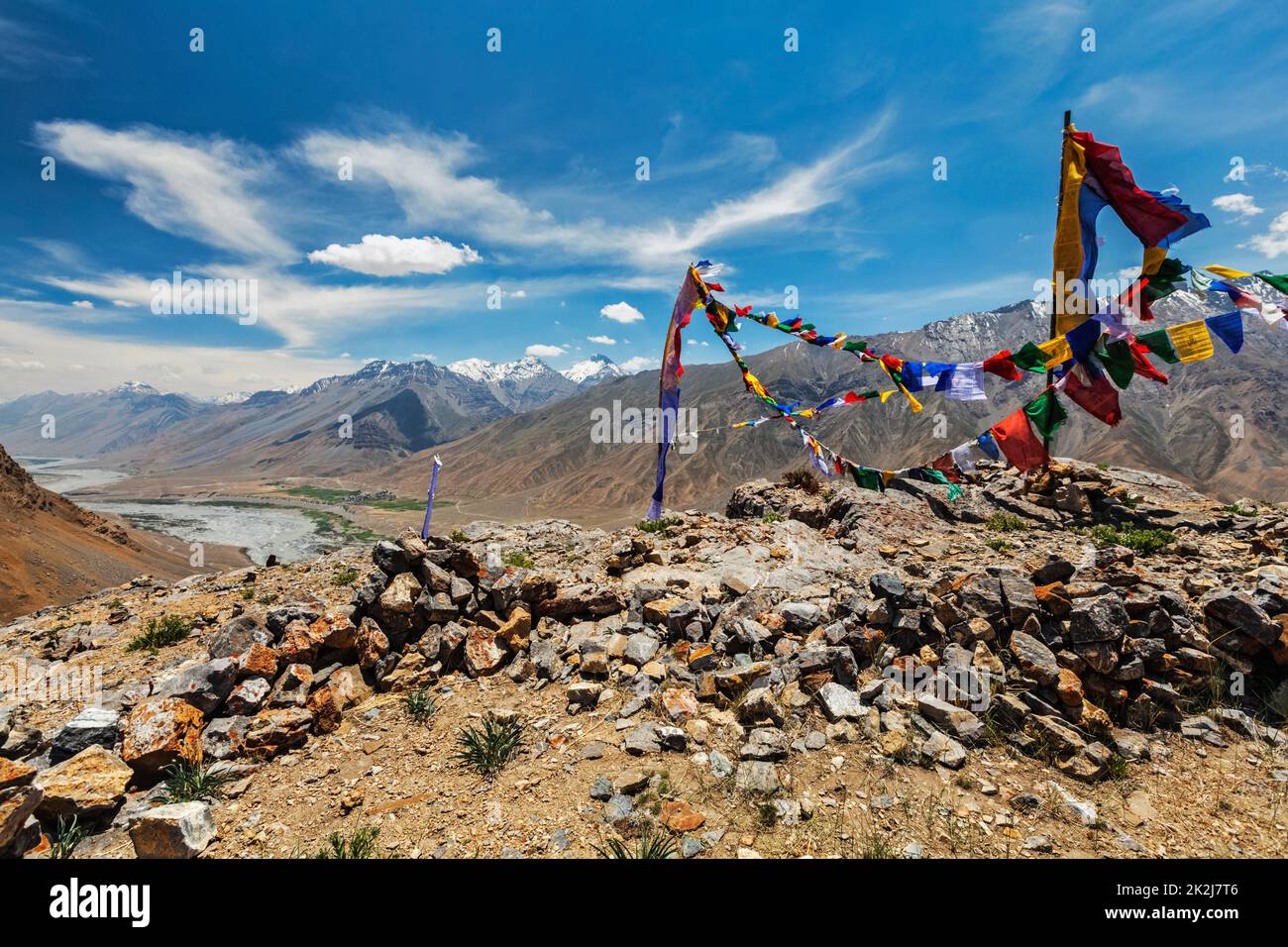 La preghiera buddista bandiere lungta in Spiti Valley, India Foto Stock