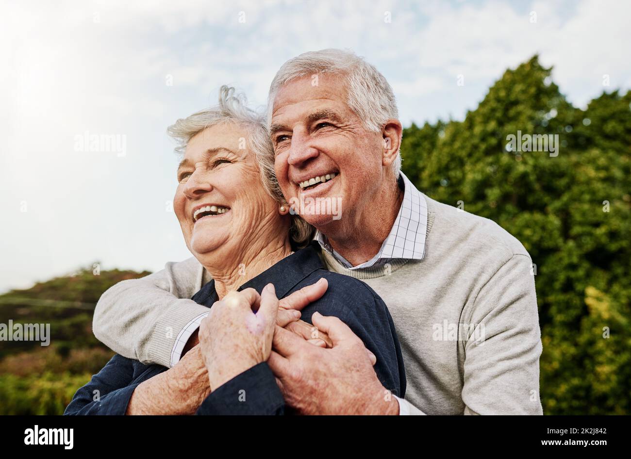 Gli anni in pensione sono gli anni felici. Scatto di una coppia anziana felice che passa il tempo insieme all'aperto. Foto Stock