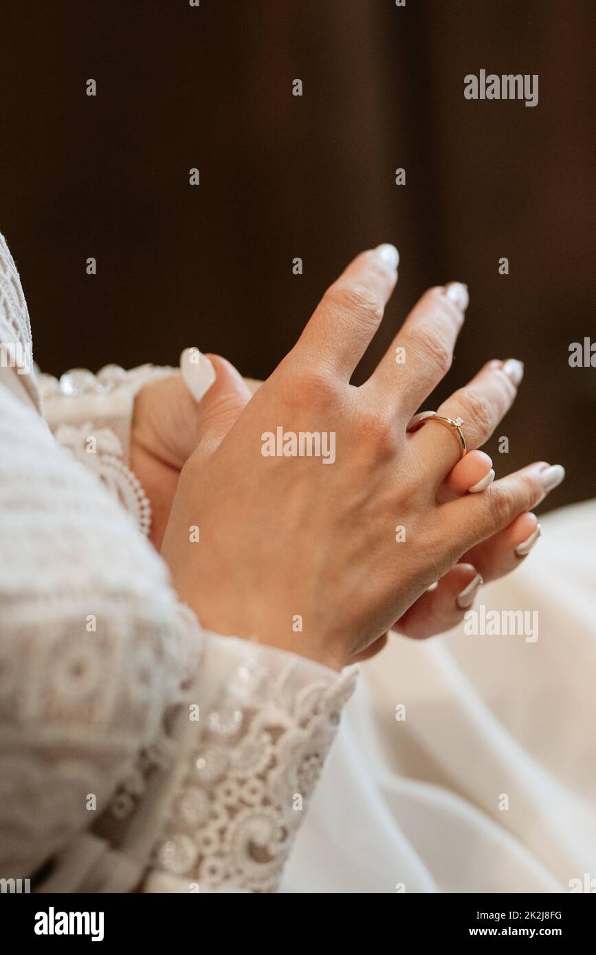la sposa tocca delicatamente il suo caro anello di fidanzamento Foto Stock