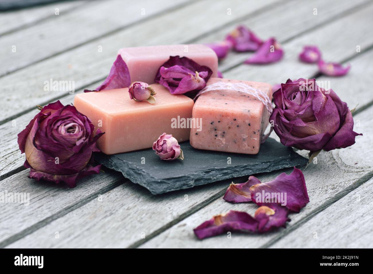 Rose secche e sapone profumato per rilassarsi Foto Stock