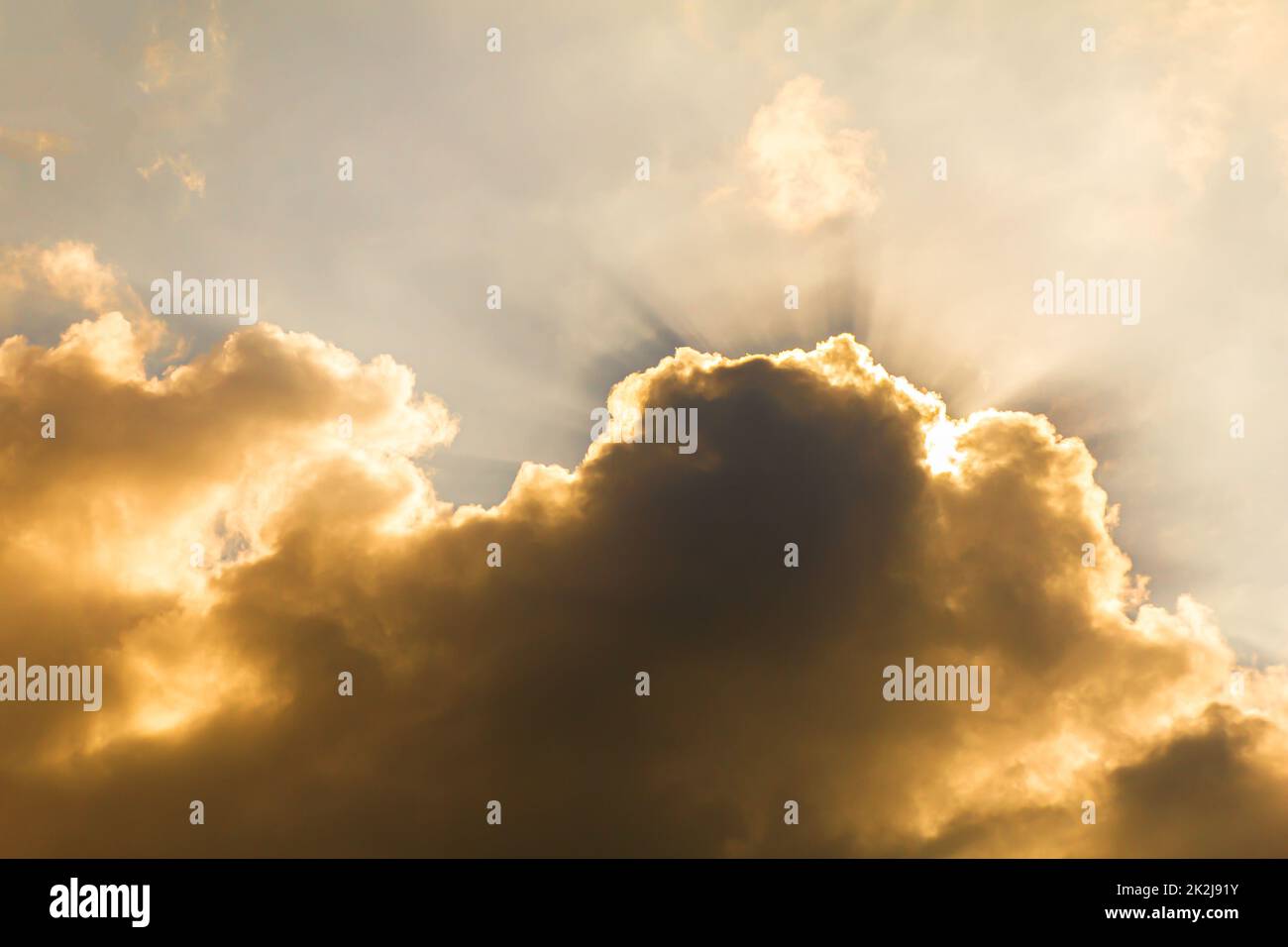 Tramonto con nuvole soffici nel cielo crepuscolo Foto Stock