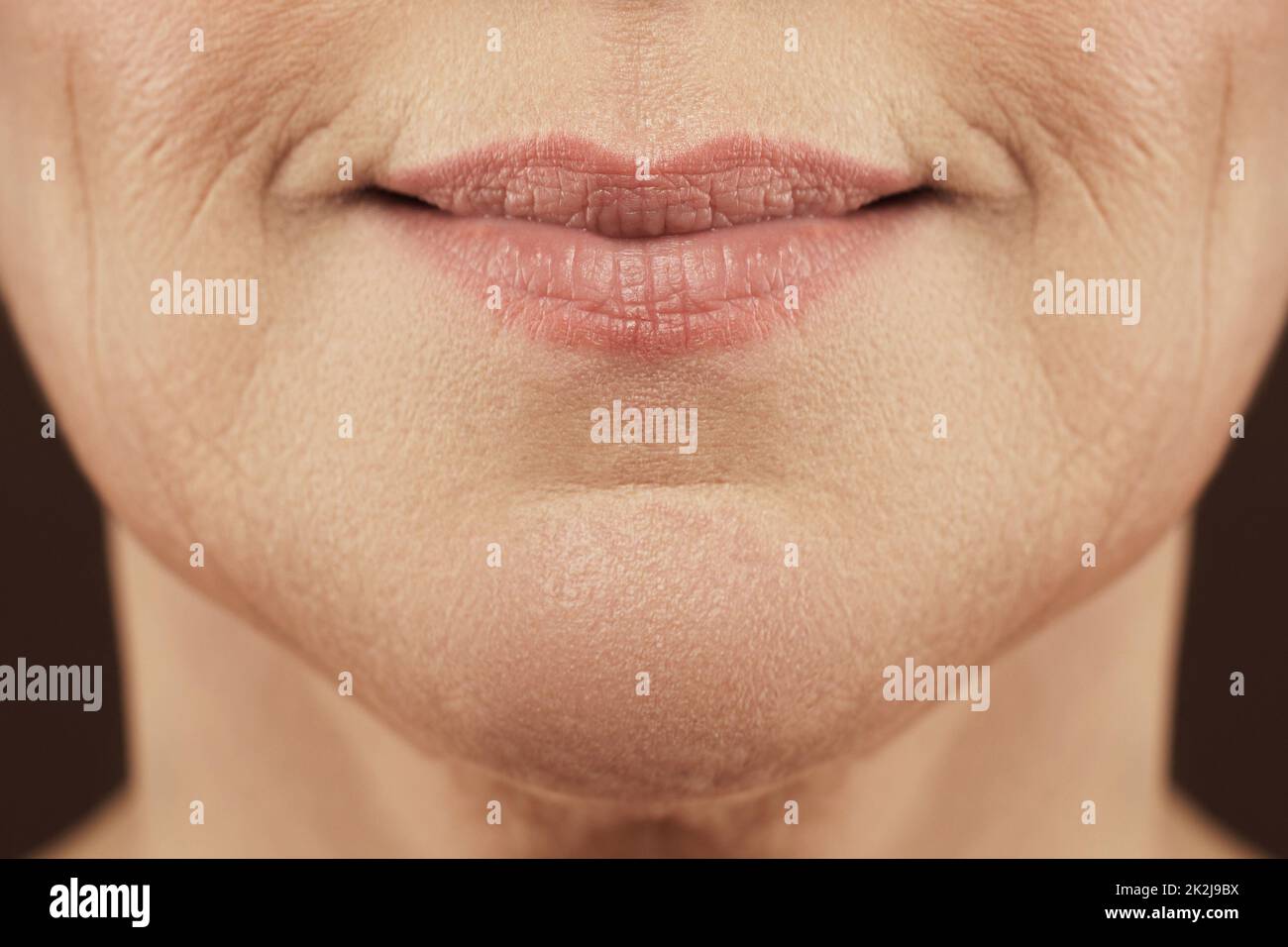 Labbra femminili invecchiate con linee di espressione Foto Stock