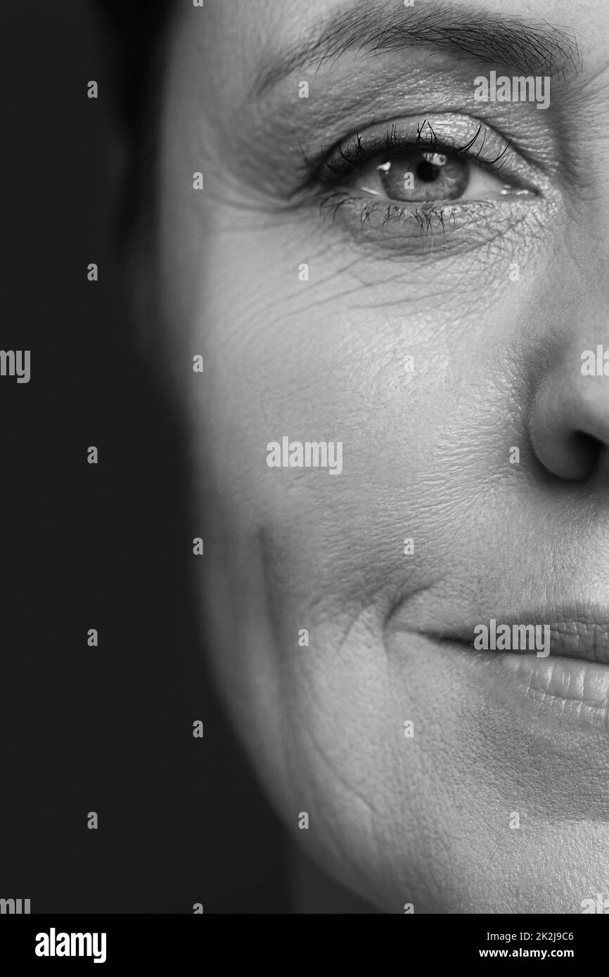 Donna piuttosto di mezza età con pelle rugosa Foto Stock