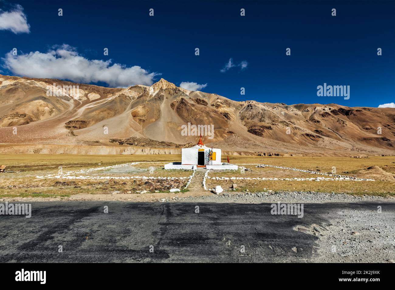 Piccolo tempio indù a Sarchu sulla strada Manali-Leh verso Ladakh, India Foto Stock