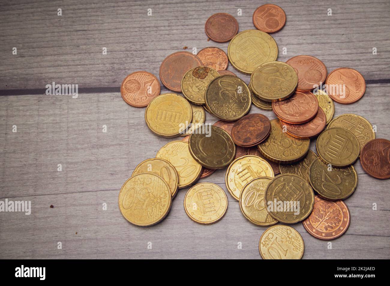 Monete eurocent su una superficie di legno Foto Stock