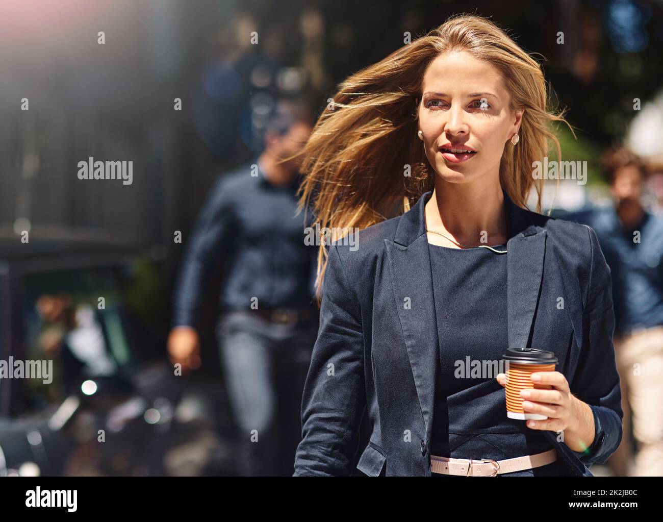 Guidato dal desiderio di avere successo. Girato di una donna d'affari sicura ed elegantemente vestita che cammina lungo la strada. Foto Stock