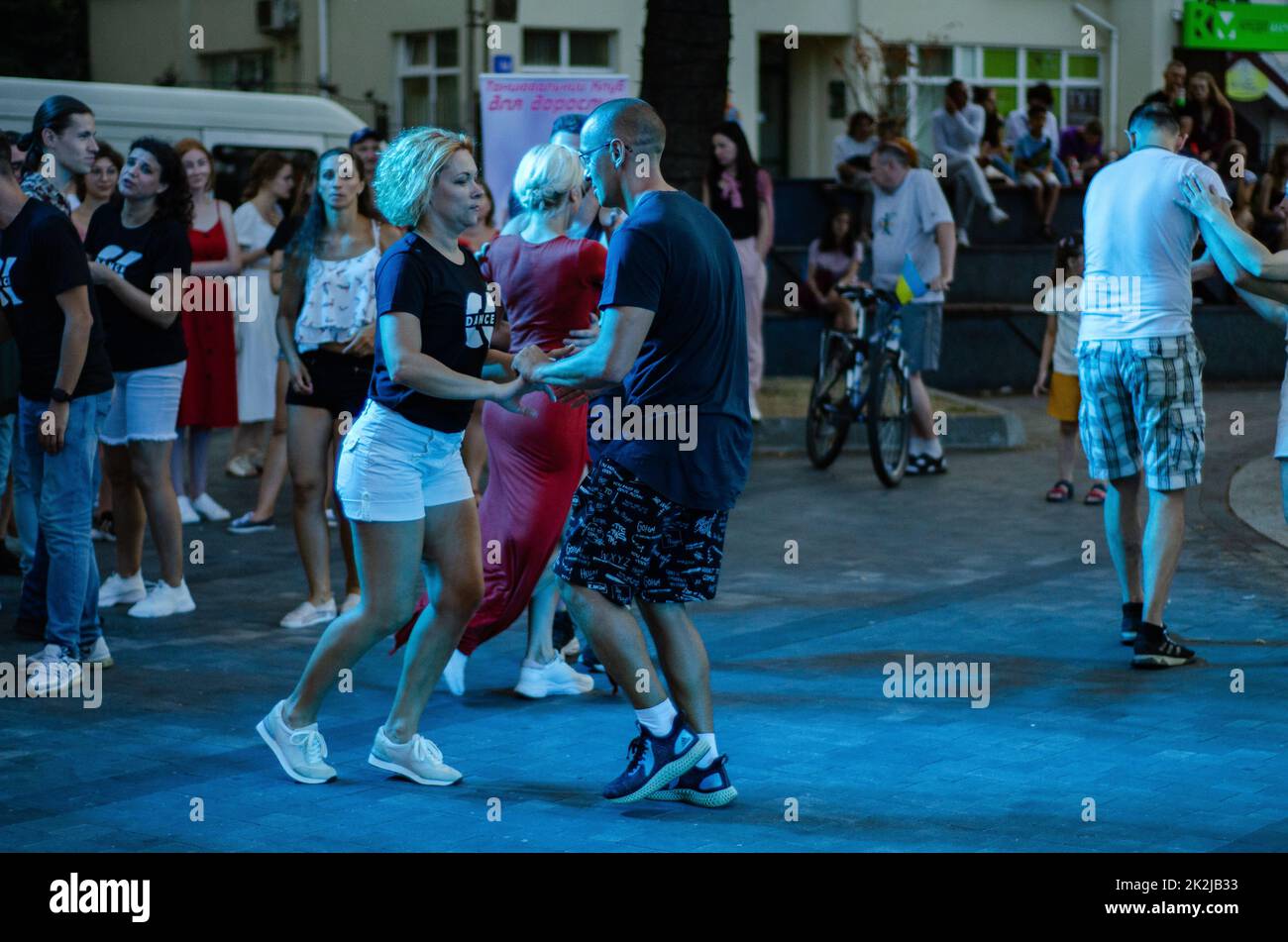 Lutsk, Ucraina - 4 agosto 2018. Persone che ballano salsa e bachata nel caffè all'aperto di Diana a Lutsk Foto Stock