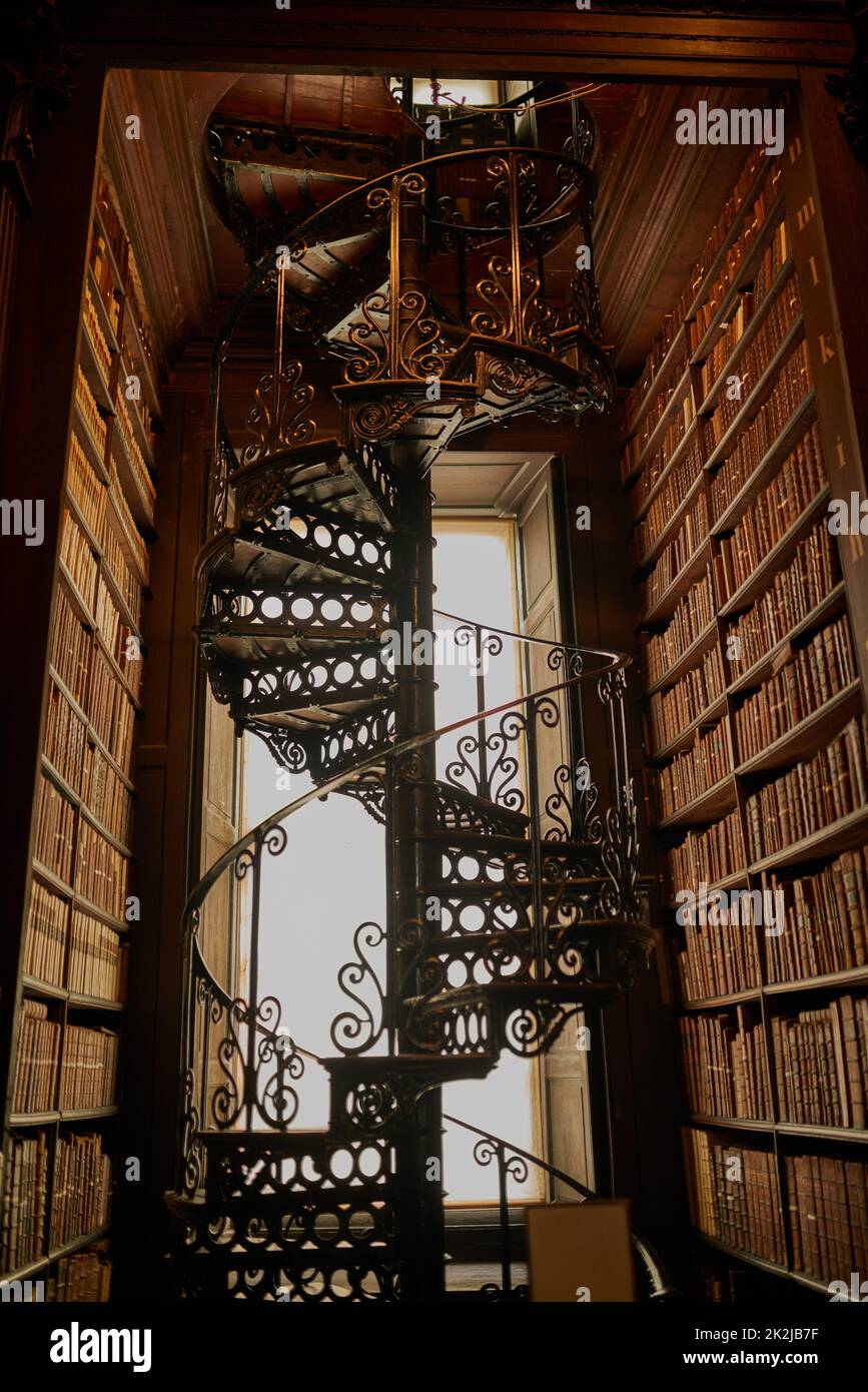 La conoscenza è potere. Scatto ritagliato di una grande biblioteca vintage piena di libri. Foto Stock