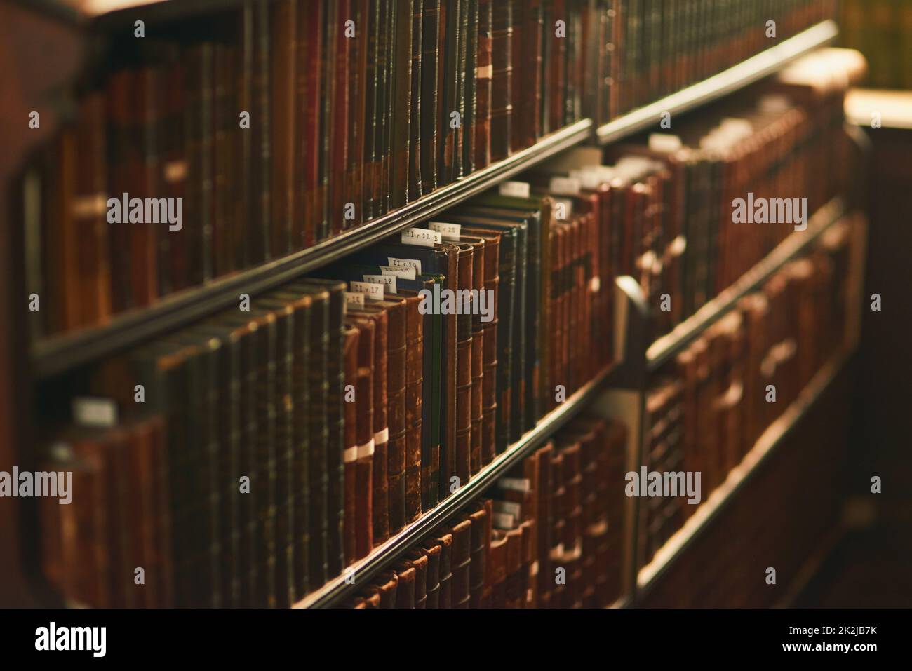 Scegli la tua scelta. Scatto ritagliato di una grande biblioteca vintage piena di libri. Foto Stock