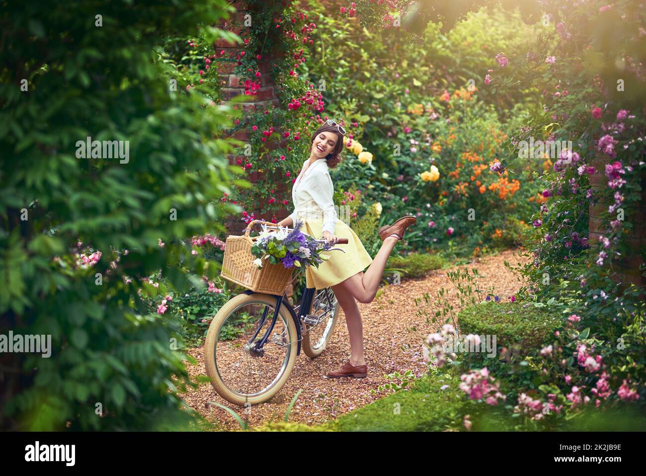 Essere all'aperto mette sicuramente una molla nel mio passo. Scatto di una giovane donna attraente che guida una bicicletta all'aperto. Foto Stock