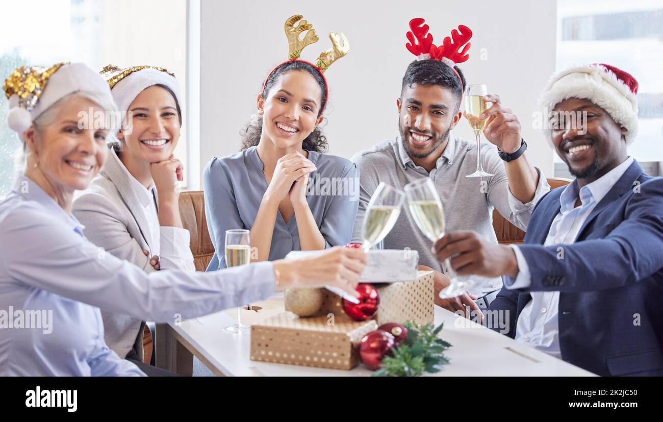 Lo spirito festivo ha ufficialmente preso il via. Shot di un gruppo di uomini d'affari che festeggiano insieme al loro ufficio festa di Natale. Foto Stock