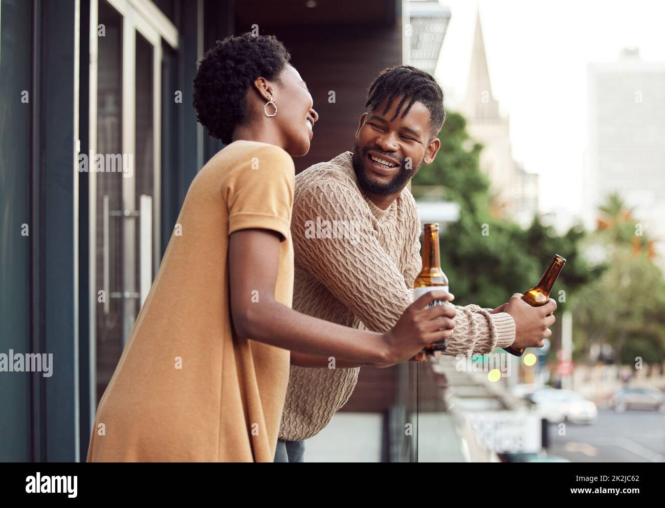 L'amore rende ogni momento ancora più speciale. Shot di un affettuoso la vostra coppia bere birra mentre si unisce su un balcone all'aperto. Foto Stock