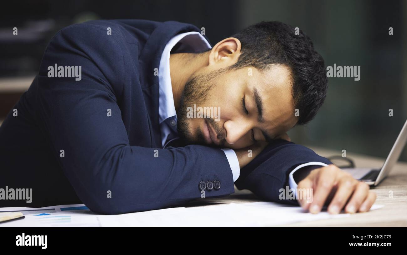 Ive finalmente ha colpito un muro. Sparato di un broker maschio che ha un pisolino alla sua scrivania. Foto Stock