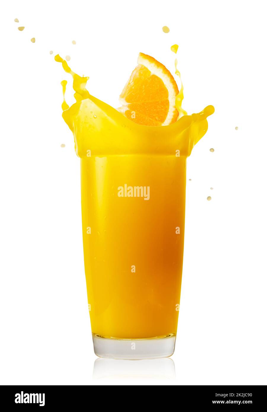 Fetta di arancia che vola in un bicchiere di succo d'arancia Foto Stock