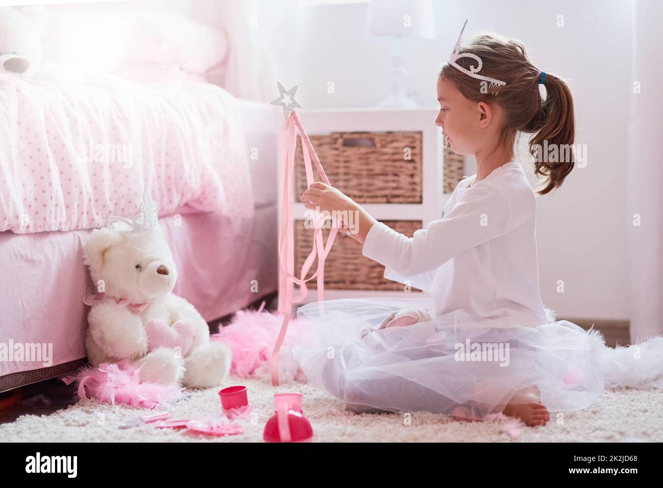 Momenti magici. Scatto di una bambina vestita come una principessa mentre gioca fare credere. Foto Stock