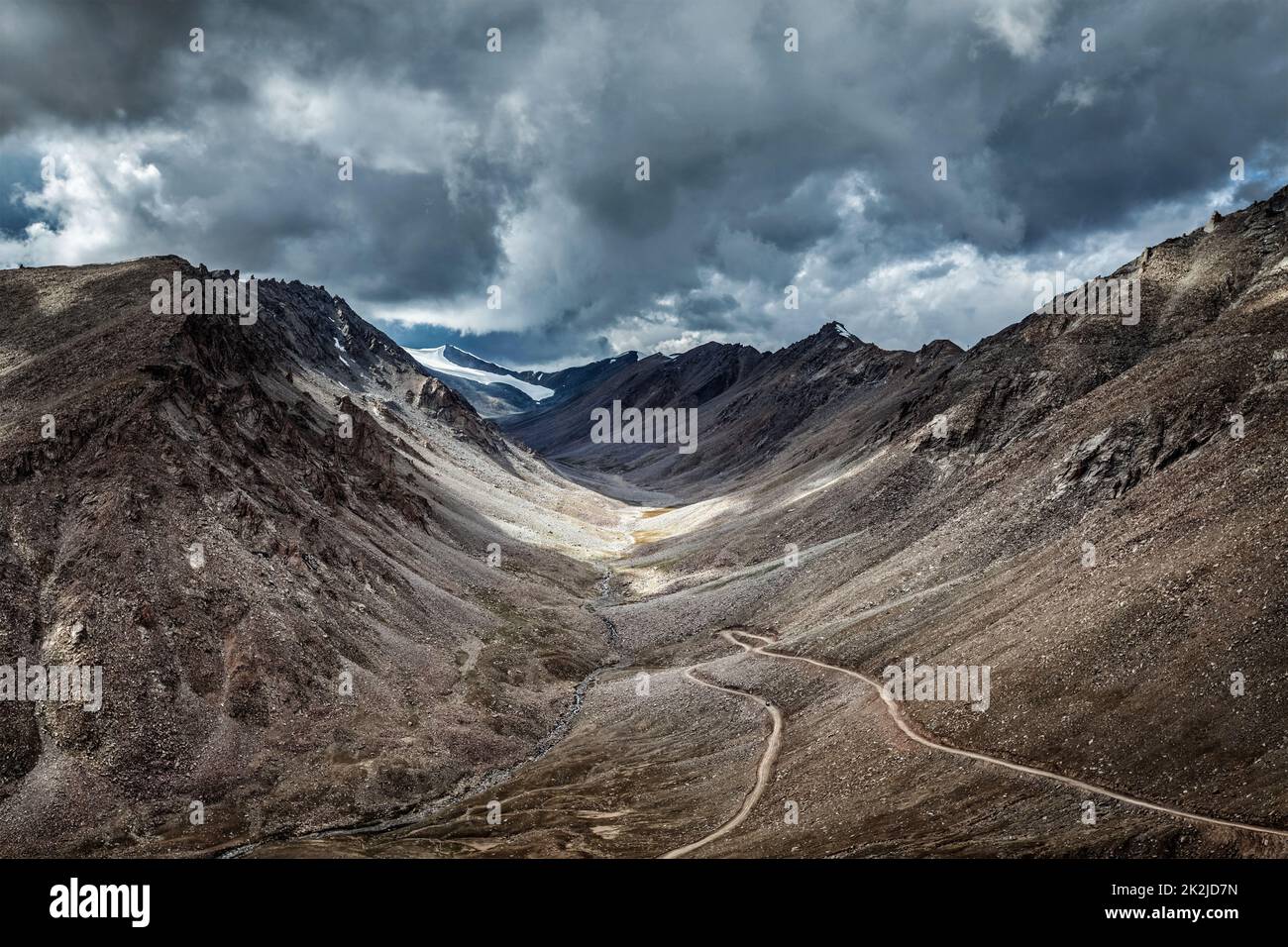 Strada in Himalaya vicino Kardung la passo. Ladakh, India Foto Stock