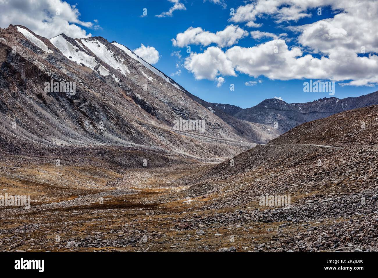 Strada in Himalaya vicino Kardung la passo. Ladakh, India Foto Stock