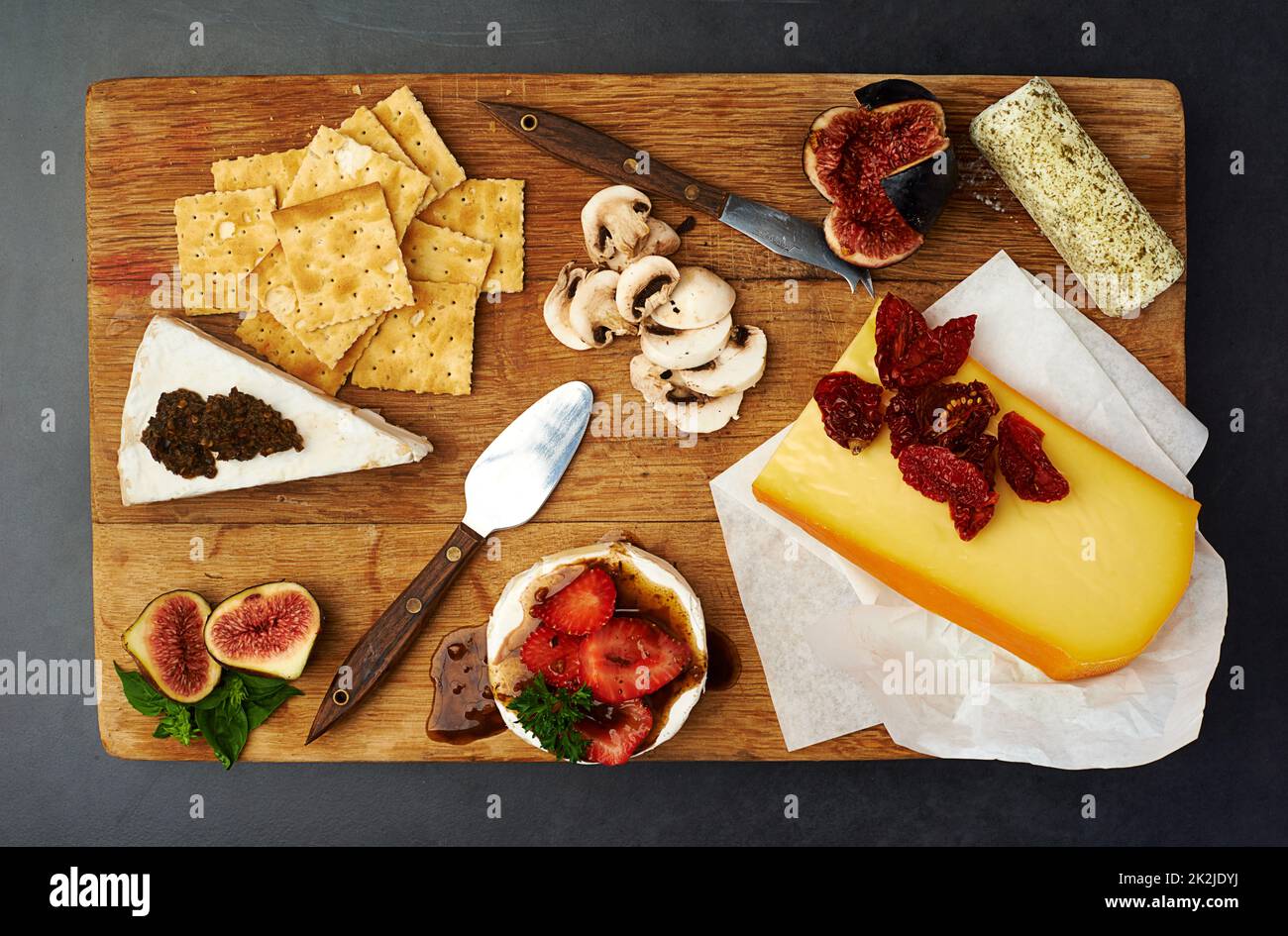 Ora che sembra delizioso. Scatto da studio ad alta angolazione di deliziosi tipi di cibo su un tavolo. Foto Stock Ora che sembra delizioso. Scatto da studio ad alta angolazione di deliziosi tipi di cibo su un tavolo. Foto Stock