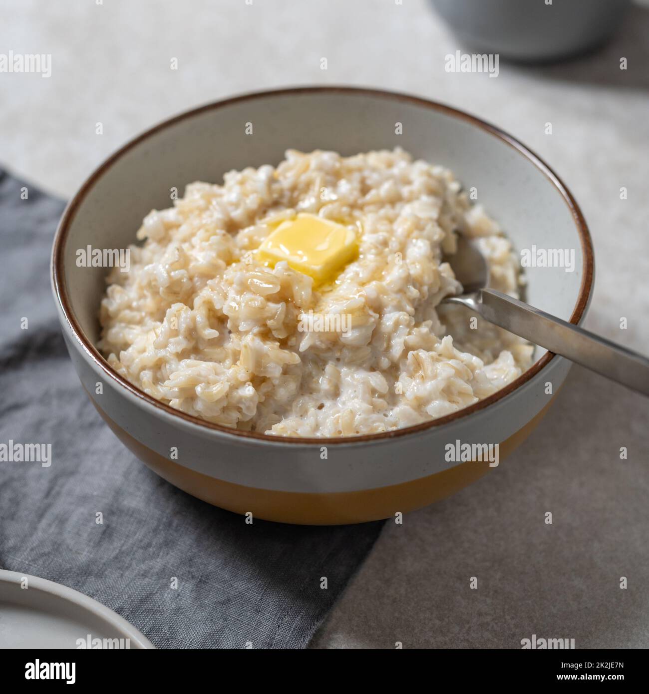 Far rosolare il budino di riso con latte di noci Foto Stock